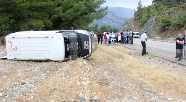 Antalya’da bir otelin servis minibüsü devrildi, yaralılar var