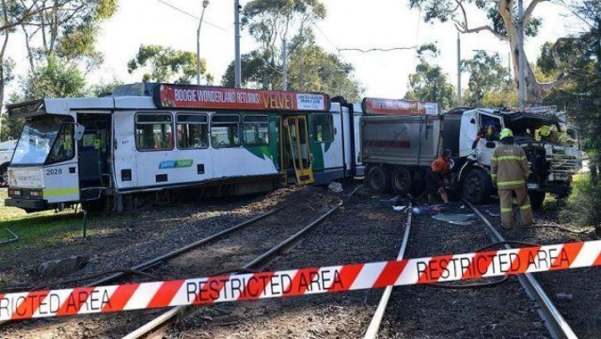 Avustralya’da tramvay ve kamyon çarpıştı: 29 yaralı