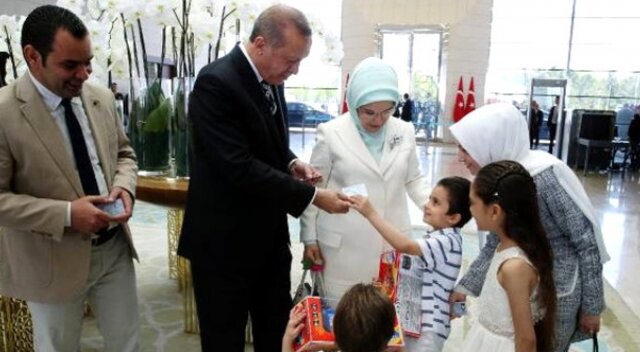 Bana ve ailesi artık Türk vatandaşı! Kimlikleri bizzat Erdoğan verdi