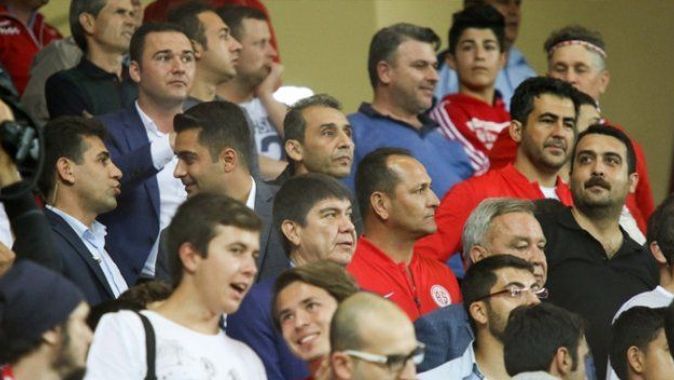 Başkan Türel, Başakşehir maçını taraftarlarla izledi