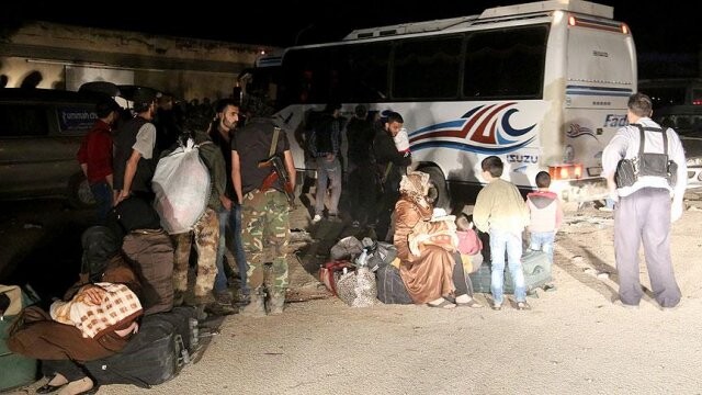 Berze ve Tişrin&#039;den tahliye edilen bin 266 kişi İdlib&#039;e ulaştı