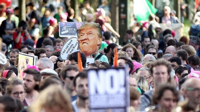Brüksel&#039;de binlerce kişi Trump&#039;ı protesto etti