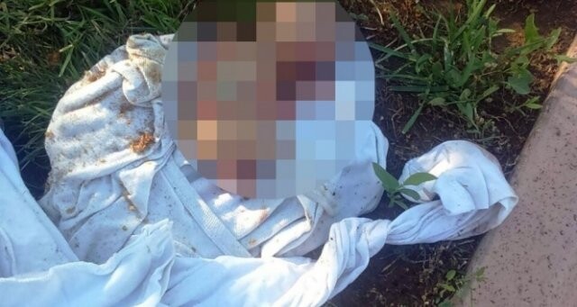 Çocuklar parkta oynarken bebek cesedi buldu
