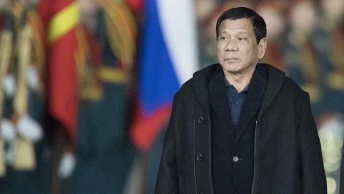 Duterte apar topar ülkesine geri döndü