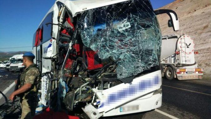 Elazığ&#039;da trafik kazası: 1 ölü 20 yaralı