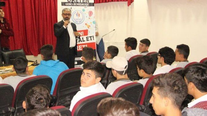 Erem Şentürk, ‘Üreten Gençlik’ projesinde öğrencilerle buluştu