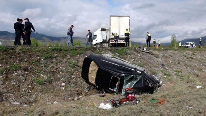 Erzincan&#039;da tır ile otomobil çarpıştı: 2 ölü, 3 yaralı