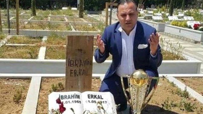 Erzurumspor Başkanı kupayı Erkal&#039;ın mezarına götürdü