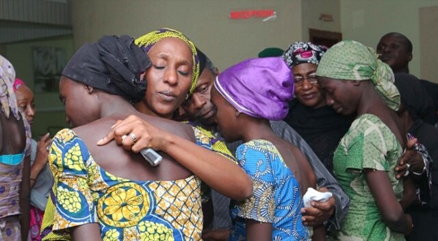 Nijerya&#039;da esaretten kurtulan 82 kız ailelerine kavuştu