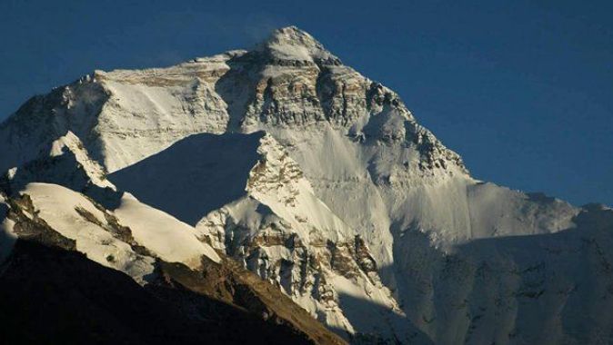 Everest&#039;e tırmanmaya çalışan dağcı öldü