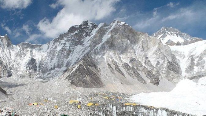Everest&#039;teki kampta 4 dağcı ölü bulundu