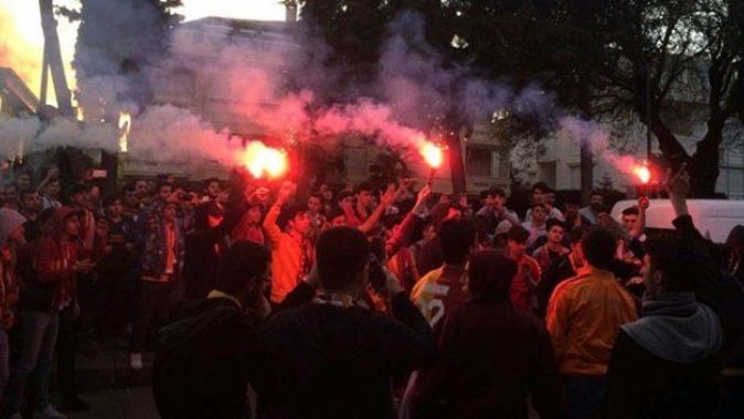 Galatasaray taraftarından Florya&#039;da protesto
