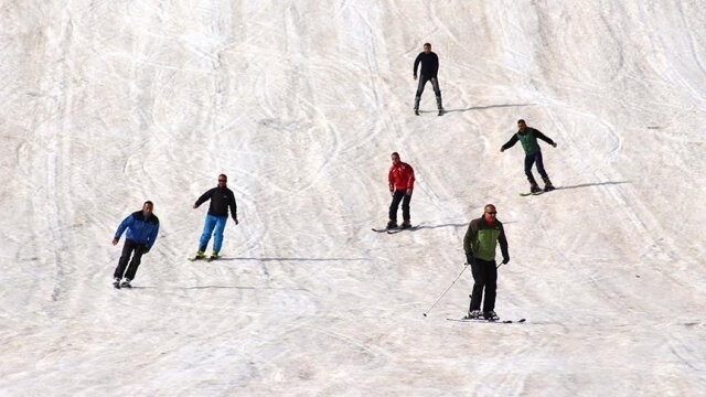 Hakkari&#039;de yılın son kayak keyfi