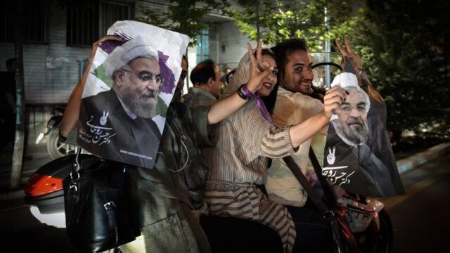 İran&#039;da Ruhani taraftarları sevinç gösterileri düzenledi