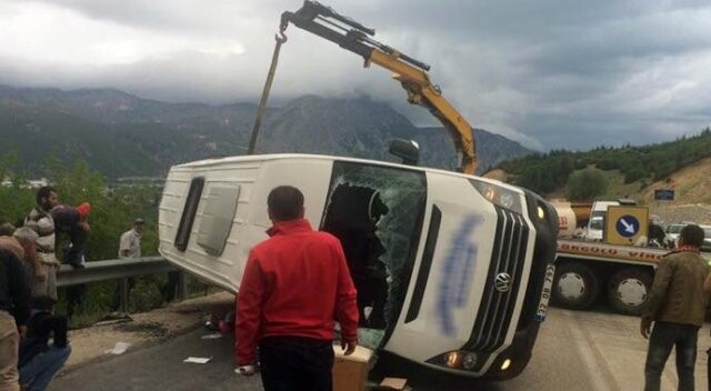 Isparta&#039;da kamyon ile minibüs çarpıştı: 1 ölü, 22 yaralı