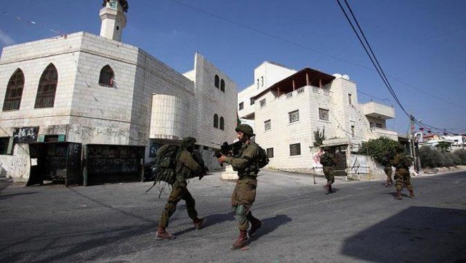 İsrail güçleri 15 Filistinliyi gözaltına aldı