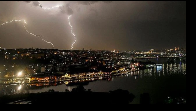 İstanbul&#039;da sağanak yağış hayatı olumsuz etkiledi