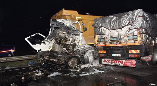 Kırıkkale&#039;de kamyonlar çarpıştı: 2 ölü
