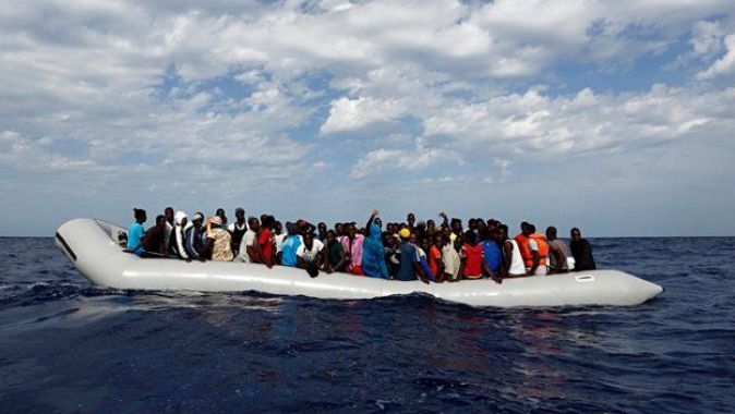 Libya açıklarında mülteci botu battı