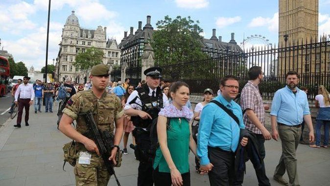 Londra&#039;da önemli binaları silahlı askerler koruyacak