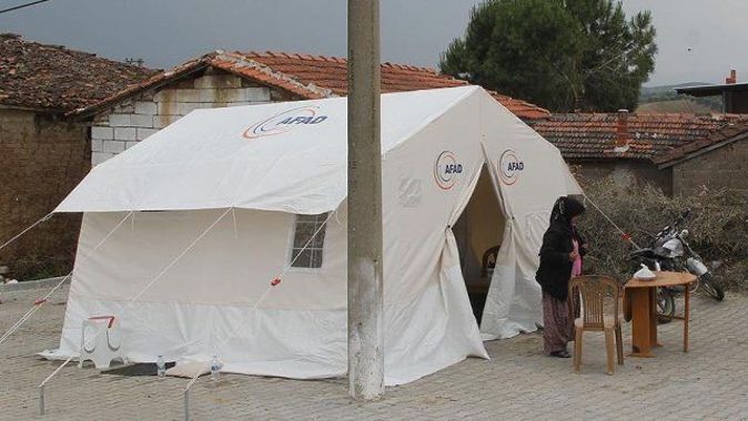 Manisa&#039;da 32 aile için çadır kuruldu