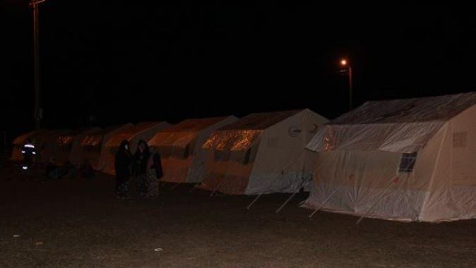 Manisa&#039;da deprem sonrası çadır kuruluyor