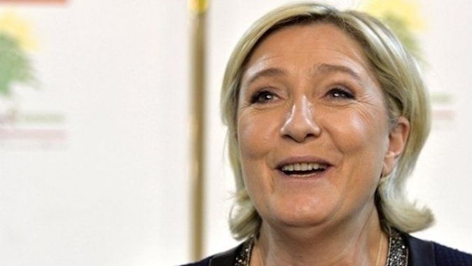 Le Pen parti başkanlığına geri döndü