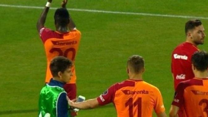 Podolski, fotoğraf çektirmek isteyen top toplayıcı çocuğu eliyle itti