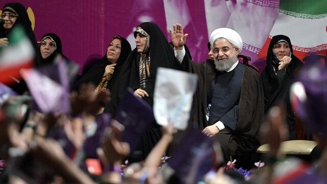 Ruhani, muhafazakarları Sünnileri istihdam etmemekle suçladı