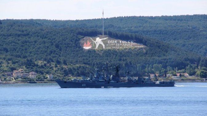 Rus donanmasına ait gemi Çanakkale Boğazı’ndan geçti