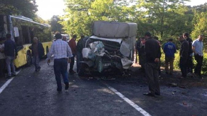 Sarıyer&#039;de otobüs ile kamyonet çarpıştı: 1 ölü, 5 yaralı
