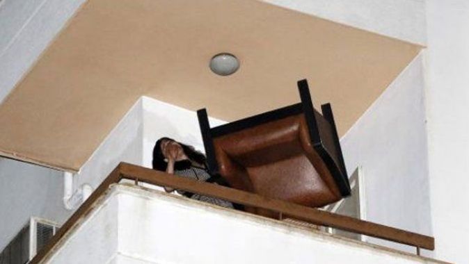 Sinir krizi geçiren kadın ofis eşyalarını balkondan attı