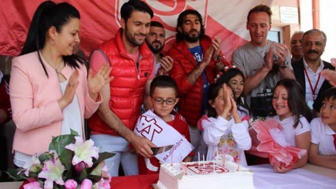 Sivasspor şampiyonluk pastasını çocuklarla kesti