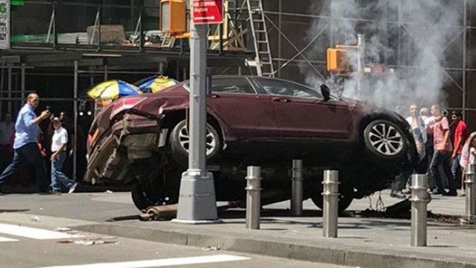 New York&#039;ta araç yayaların arasına daldı: Ölü ve yaralılar var