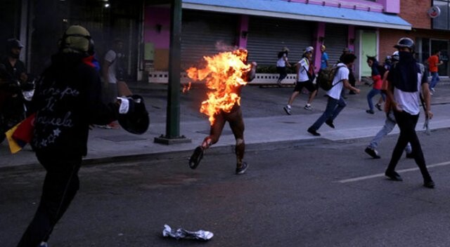 Venezuela&#039;da bir gösterici diri diri yandı