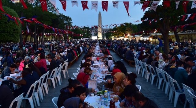Sultanahmet&#039;te 30 bin kişilik iftar