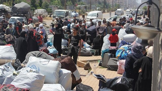 Suriye&#039;de rejim kuşatmasındaki Vaer&#039;den tahliyeler sürüyor