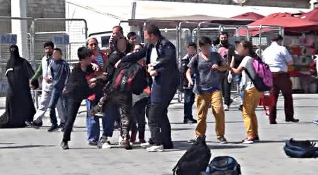 Taksim Meydanı&#039;nda ilkokul öğrencileri birbirine girdi