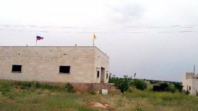 Türkiye&#039;nin vurduğu Afrin&#039;deki YPG binaların Rusya kendi bayraklarını astı