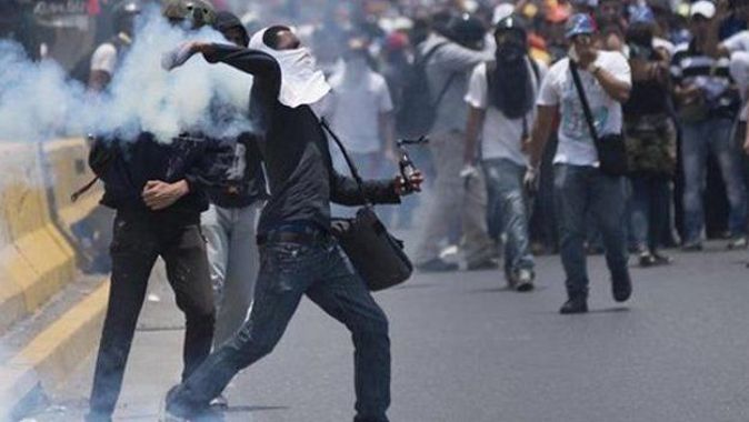 Venezuela&#039;da göstericiler bir askeri döverek öldürdü