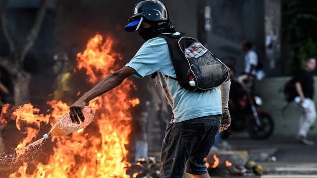 Venezuela&#039;da protestocular Chavez&#039;in çocukluğunun geçtiği evi yaktı