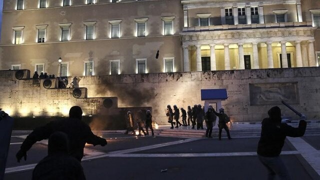 Yunanistan&#039;da göstericiler polisle çatıştı