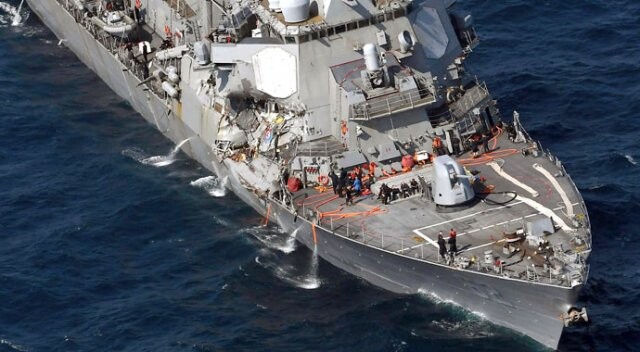 ABD destroyeri ile yük gemisi çarpıştı: 7 asker de kayıp