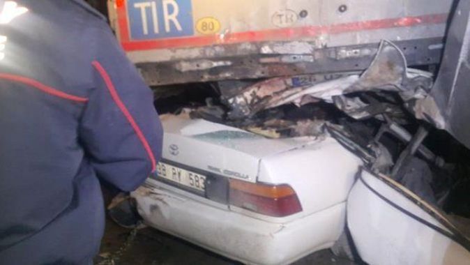 Aksaray&#039;da otomobil tırın altına girdi: 2 ölü