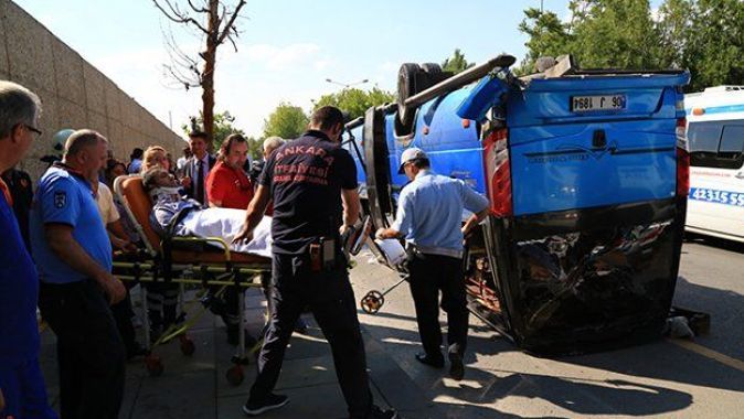 Ankara&#039;da dolmuş ile otomobil çarpıştı: 16 yaralı