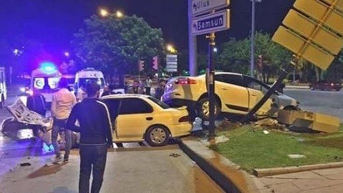 Ankara&#039;da gece yarısı feci kaza: 4 yaralı