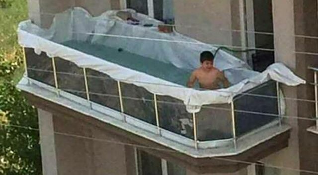 Balkonunu havuza çevirdi