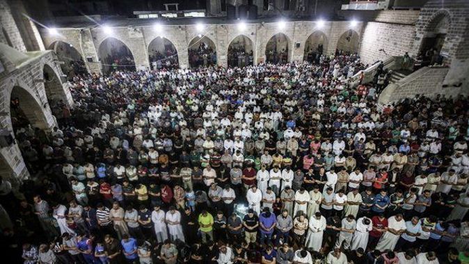 Binlerce Filistinli Müslüman, Kadir Gecesini Gazze&#039;deki Büyük Ömer Cami&#039;nde ihya etti