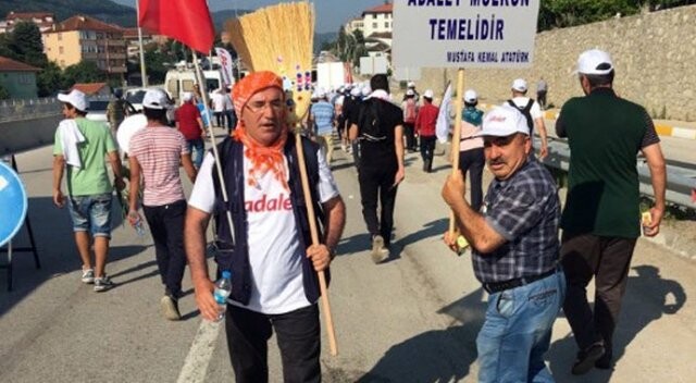 CHP&#039;li vekil Mahmut Tanal süpürgesiyle yürüyüşte