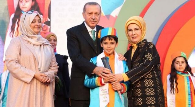 Cumhurbaşkanı Erdoğan torununa mezuniyet belgesini verdi
